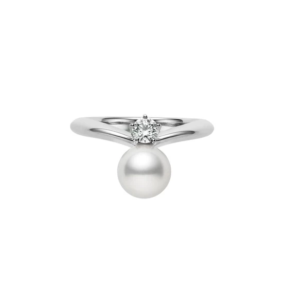 Akoya Cultured Pearl and Diamond Ring in Platinum （Ring Size 7.5）