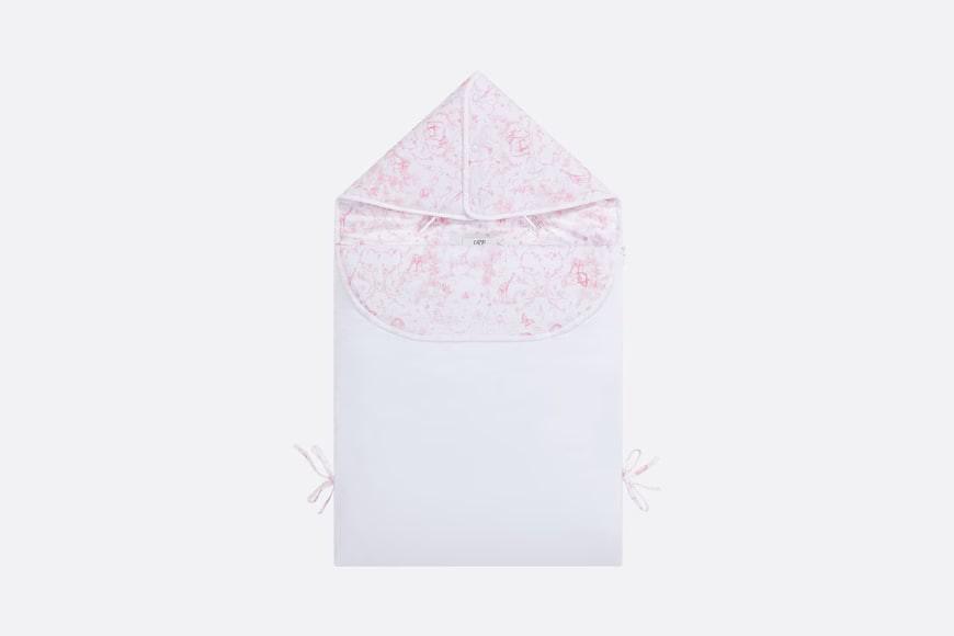 Sleeping bag.  Rouge pink "cotton" is printed with Toile de Jouy.  Numbering: 9HBG51NID1_Y353