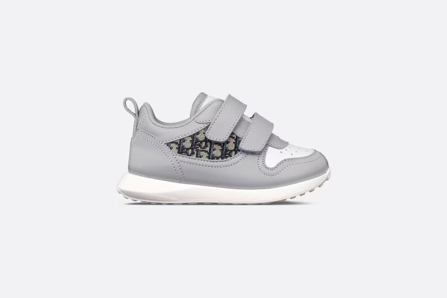 "B25 RUNNER" shoes.  Gray and white smooth calfskin with beige and black Dior Oblique flowers.  Numbering: 3WBS45SHOB_Y43C